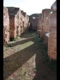 03156 ostia - regio i - insula xii - caseggiato dei triclini (i,xii,1) - hof - porticus . ostseite - bli ri sueden - 01-2024.jpg